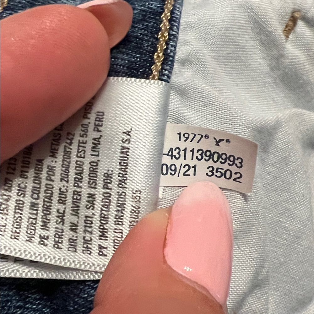 American Eagle Mom Jeans Size 6 High Rise Tapered Medium Wash Denim - Picture 4 of 7